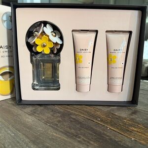 Marc Jacobs Daisy Eau So Fresh Set with Yellow and White Accents
